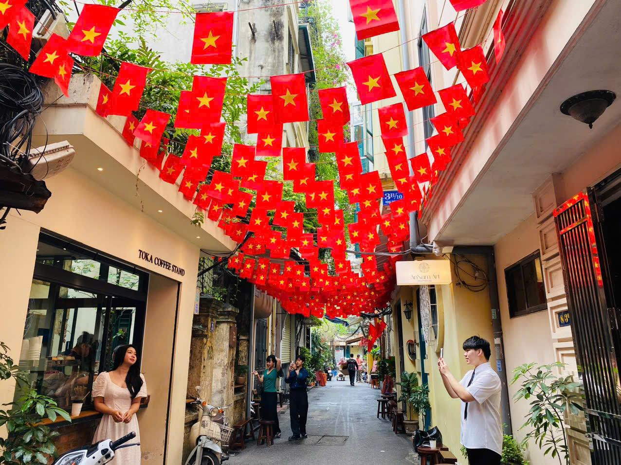 Vietnamese people raise the flag to express unity and patriotism on national celebrations